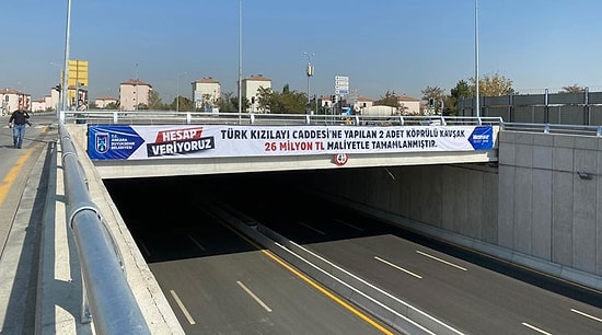 İlkleri Gerçekleştirmeye Devam Ediyor: Mansur Yavaş, Köprülü Kavşakların Maliyetini Pankartlarla Duyurdu