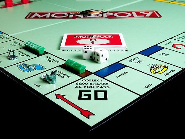 Araştırma, ABD’de U.C. Berkeley kampüsünde rastlantısal olarak seçilen birçok deneğe ikili Monopoly oyunu oynatarak gerçekleşmiştir.