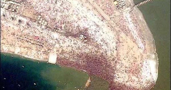 Dünyanın en kalabalık festivali Kumbh Mela uzaydan görünmüştür.