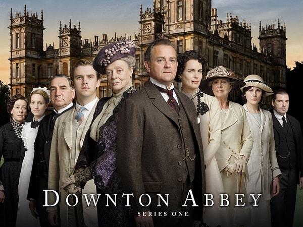 2. Kraliçe Elizabeth, Downton Abbey hayranıdır. Hatta dizideki bazı hatalar dikkatini çekti. Örneğin, dizide bir Birinci Dünya Savaşı askerinin İkinci Dünya Savaşı'na kadar görünmeyen madalyalar taktığını fark etti.