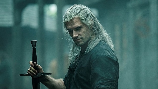 1. Henry Cavill diziyi çekerken neredeyse görme yetisini kaybediyordu. Nedeni ise uzun süre takmak zorunda kaldığı lenslerdi.