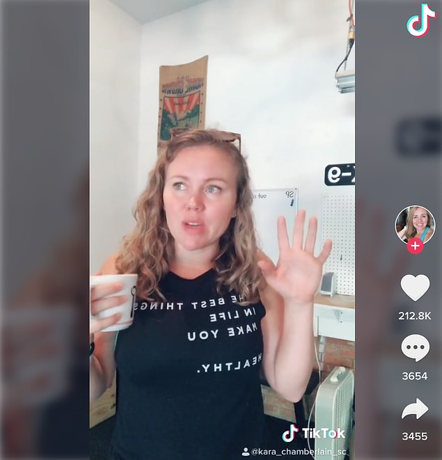 TikTok hesabında hikayesini paylaşıyor, travma mağdurlarının nasıl yardımlar alabileceğini anlatıyor ve kolluk kuvvetleri hakkındaki görüşlerini dile getiriyor.