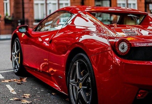 16. Enzo Ferrari, şirketinin ana rengini kırmızı olarak seçmemiştir. Bu rengi onun yerine Uluslararası Otomobil Federasyonu seçmiştir.