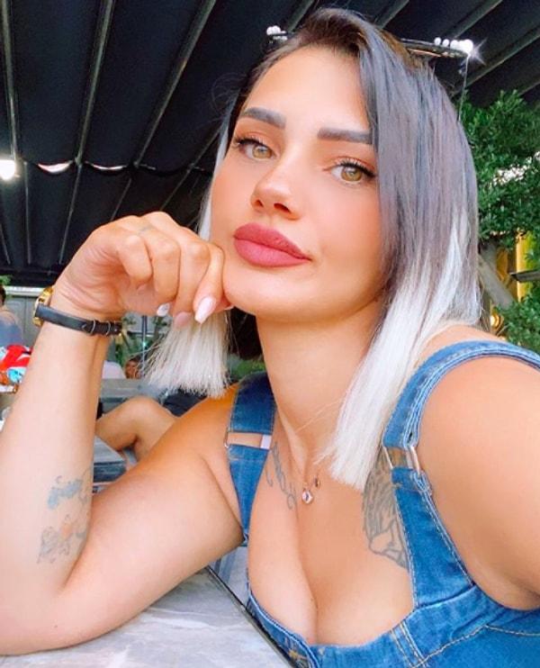 Dolgu ve botoks bir yana şimdilerde Instagram biosunda belirttiği gibi influencerlığa soyunan Ayça sık sık saç rengini değiştiriyor,