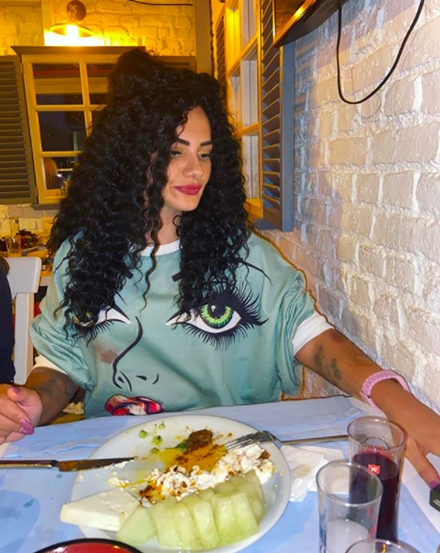 Ayça'nın son dönemdeki inanılmaz imaj değişikliği ne yalan söyleyelim ağzımı şöyle bir karış açık bıraktı.