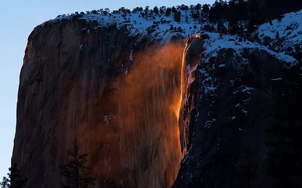 8. Yosemite'taki lav şelalesi.