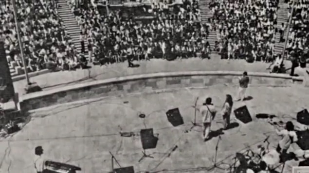 4. 1988'de Labirent Topluluğu grubuyla Yıldız Üniversitesi Üniversiteliler Müzik Yarışması'ndaki performansı sayesinde usta müzisyenlerin ilgisini çekmeyi başardı.