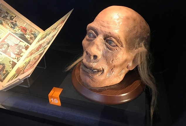 Aydınlanma anlayışına uygun olarak pek de Tanrı, din ve inançla işi yoktur Bentham'ın. Ona göre bütün bunlar, "nonsenses upon stilits"dir.