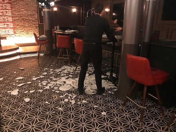 3. «Человек, у которого сегодня был первый рабочий день, сломал 40 тарелок у меня на глазах».