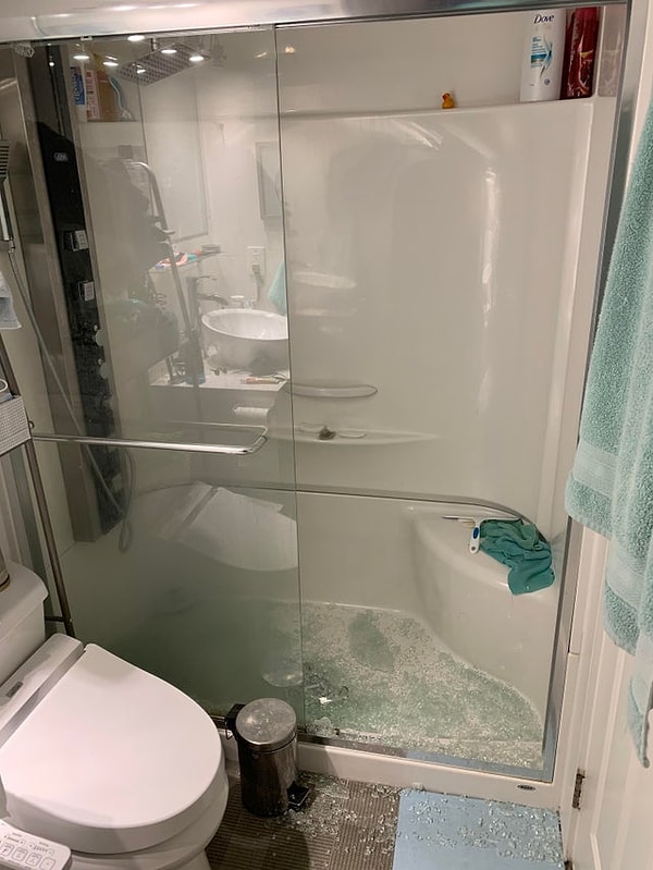 12. «Когда я утром перед работой собирался принять душ, взорвалась душевая кабина».