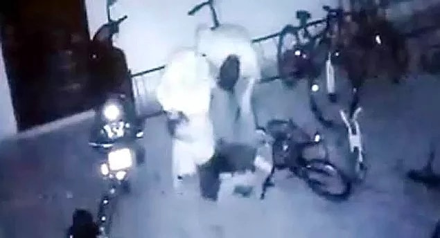 6. Bir çiftin kendi oğullarıyla kavga eden 10 yaşındaki çocuğu tekme tokat dövmesi...