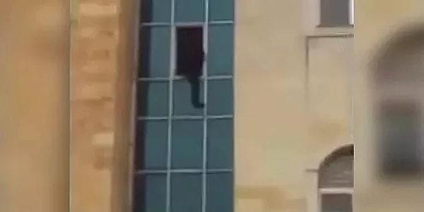 Şırnak'ın Cizre ilçesinde Nezir Kılıç isimli vatandaş, Cizre Kaymakamlığı binasının penceresine çıkarak intihar etti.