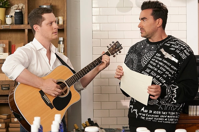 13 Ocak 2015 tarihinde yayınlanmaya başlayan Schitt’s Creek dünyanın pek çok yerinde kendine büyük bir izleyici kitlesi oluşturmayı başaran oldukça popüler bir sit-com.