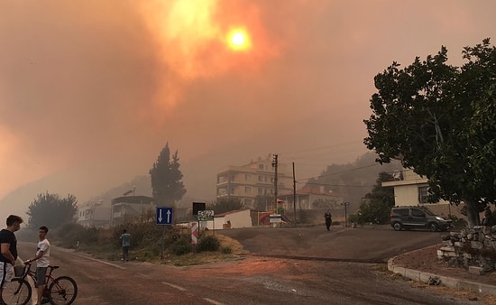 Ege'de Orman Yangınları: Söke'de 50 Ev Tahliye Edildi, Bergama'daki Yangın Balıkesir'e Sıçradı