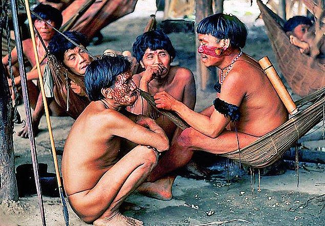 9. Ölen kişilerin küllerini yiyen bir grup: Yanomami Kabilesi