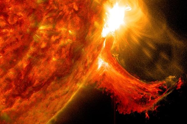 Güneş patlamaları harika görünebilir fakat aslında dünyamız için ciddi bir tehlike oluşturuyorlar.