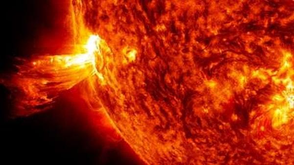 Güneş'in yüzeyinde dev bir patlamanın yaşanmasıyla başlayan olay, güneşten gelen patlama dev bir elektromanyetik darbe ile Dünya'nın üst atmosferini yok ederdi.