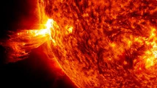 Güneş'in yüzeyinde dev bir patlamanın yaşanmasıyla başlayan olay, güneşten gelen patlama dev bir elektromanyetik darbe ile Dünya'nın üst atmosferini yok ederdi.