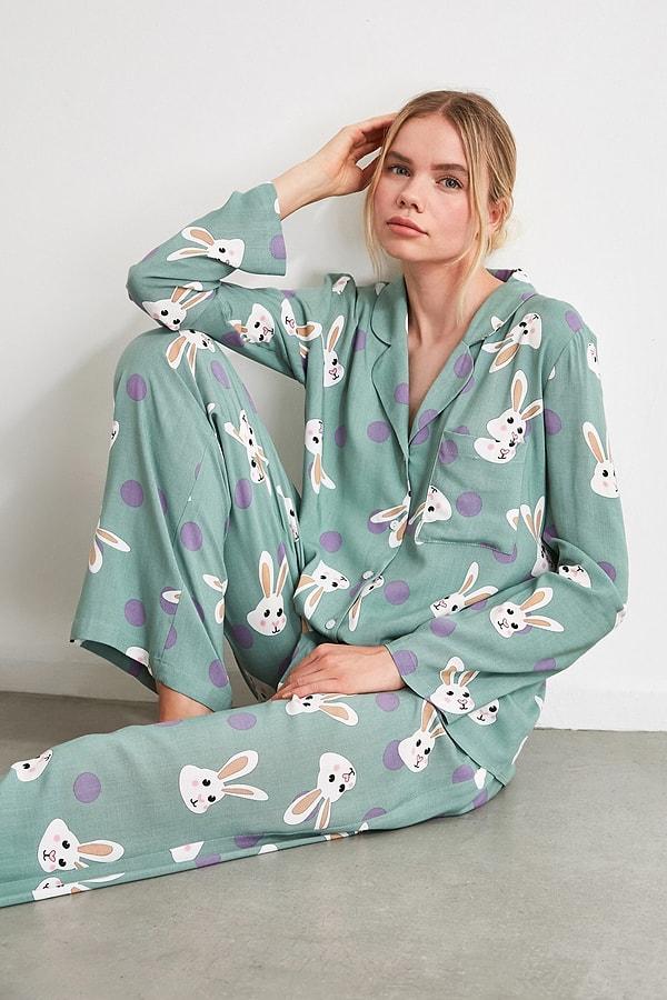 9. Tavşan desenli bu şirin pijama geçen sezondan beri çok gözde... Şirin pijamalardan hoşlananlar kaçırmasın, stoklar yenilenmiş.