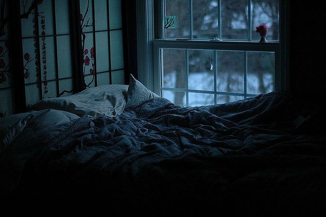 20. "Aşk benim uykumu aldı götürdü. Uyku da aşkı götürdü. Zaten gerçek aşık , uyuyamaz."