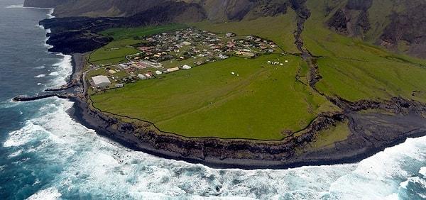 Yalnızca 300 kişilik nüfusu olan ve dünyanın "ulaşımı en zor" yeri ilan edilen Tristan da Cunha Adası, 1506 yılında keşfedilmiş.