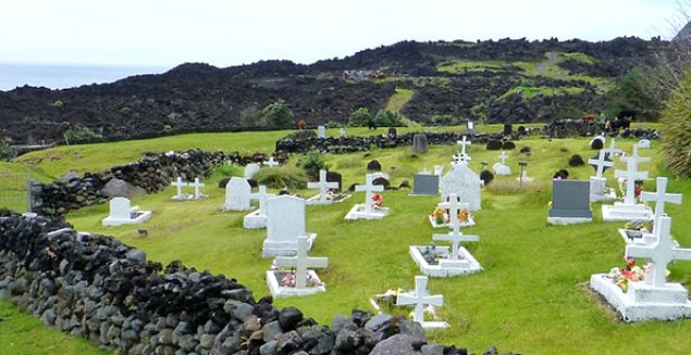 Tristan da Cunha'da kafe, market, yüzme havuzu, dört gün yayın yapan yerel bir radyo istasyonu, iki kilise, bar, okul, hastane, postane ve müze bulunuyor.