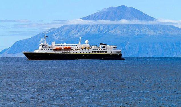 Tristan da Cunha halkına yiyecek ve temel ürün ulaşımını ise RMS St. Helena adlı yük gemisi yapıyor.