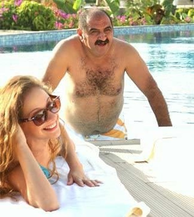 Tabii bir de halka açık yerlerde cinsel ilişki yaşadığı için hapse atılması var ama daha sonra tahliye edilmiş.