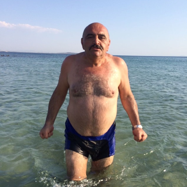 Denizin buz gibi sularından gelen Şahin K. şimdilerde oldukça mazbut bir yaşam sürüyor. "Zengin misiniz?" sorusuna ise şöyle cevap veriyor: "Benim gönlüm zengin. Ben hepsini gördüm. Karnın doyuyor mu, mutlu musun? En büyük zenginlik budur arkadaş."