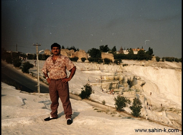 Gerçek adı Şahin Yılmaz olan Şahin K. 1968'de Aksaray'da doğup büyümüş. Oto tamirciliği yaptığı sırada bir şekilde Alman bir kadına aşık olmuş ve basmış gitmiş sevgilisinin arkasından.