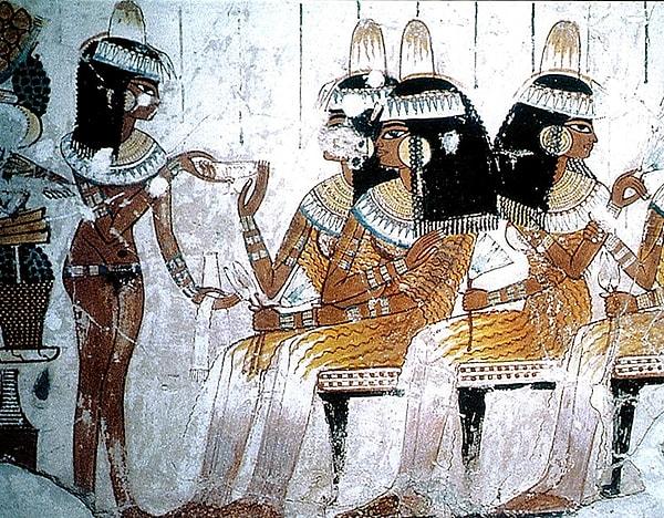 Milattan önce Antik Mısır'da ne dini ne de resmi bir evlilik söz konusu değildi. Eğer iki kişi birlikte yaşıyorsa evli sayılıyordu.
