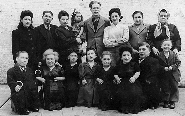 Dr. Mengele'nin deneylerine tabi tutuldukları süreç boyunca cüceler kendi kıyafetlerini giyebiliyorlardı. Üstelik kendilerine ait bir yıkanma leğenleri ve kişisel yatakları bile vardı.