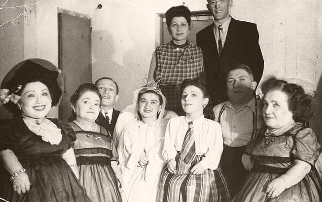 Dr. Mengele defalarca bayılana kez Ovitz ailesinin kanını aldı. Kulaklarına kaynar su dolu torbalar ve buz torbaları tutuldu.