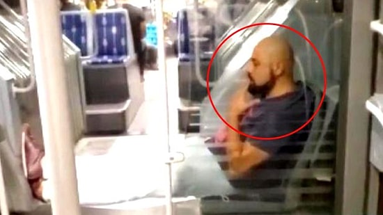 Maskesiz Bir şekilde Bindiği Metrobüste Bacaklarını Uzatarak Sigara İçen Sülalesi Rahat Adam
