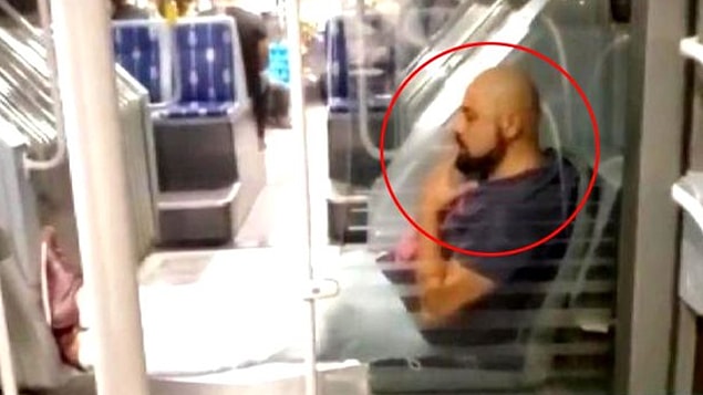 İstanbul'da yaşanan olayda, Beylikdüzü'den Cevizlibağ yönünde ilerleyen metrobüsteki yolcu ayaklarını uzatıp sigara içti.