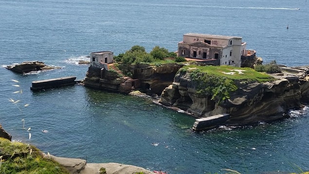 Akdeniz bilindiği üzere güzel adaları ile meşhurdur. Fakat Napoli sınırları içerisinde yer alan Gaiola Adası hiç de bu güzelliğe dahil değil...