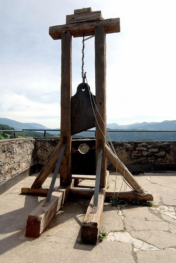 17. Fransız Devrimi sürecinde giyotinle idam edilecek mahkumlar, gün içindeki idamlar ilerledikçe mekanizmanın bıçaklar köreldiği için ilk idam edilen mahkumlardan olmak istiyorlardı.