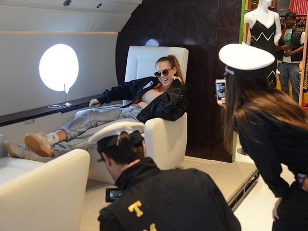 Проблема, конечно, в том, что люди, использующие эту студию, ведут себя так, будто они действительно находятся в самолете.