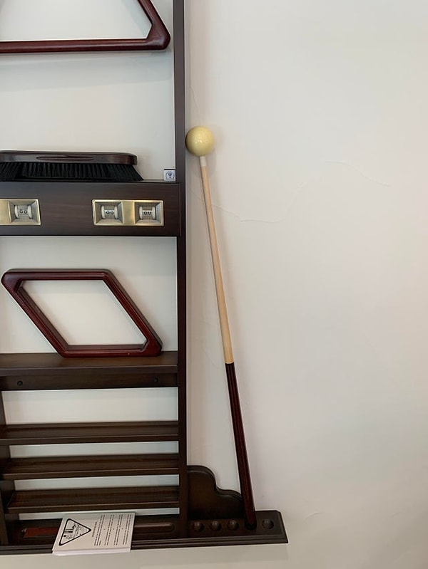 4. «Зачем бильярдный шар прикреплён к кию?»