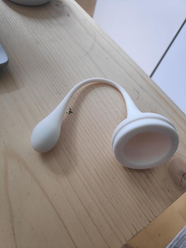 5. «Нашёл это в кухонном ящике, когда въехал. Ни у кого из соседей нет идей. Маленькая часть весомая, сделано из резины или силикона»