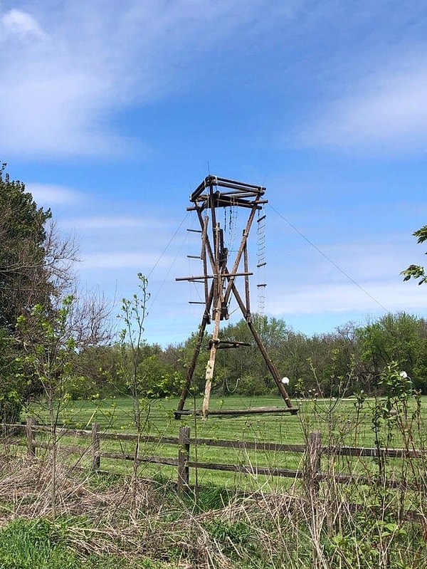 11. «Странное деревянное сооружение на поле в Иллинойсе. Напоминает мне что-то из фильма «Плетёный человек». Любые идеи?»