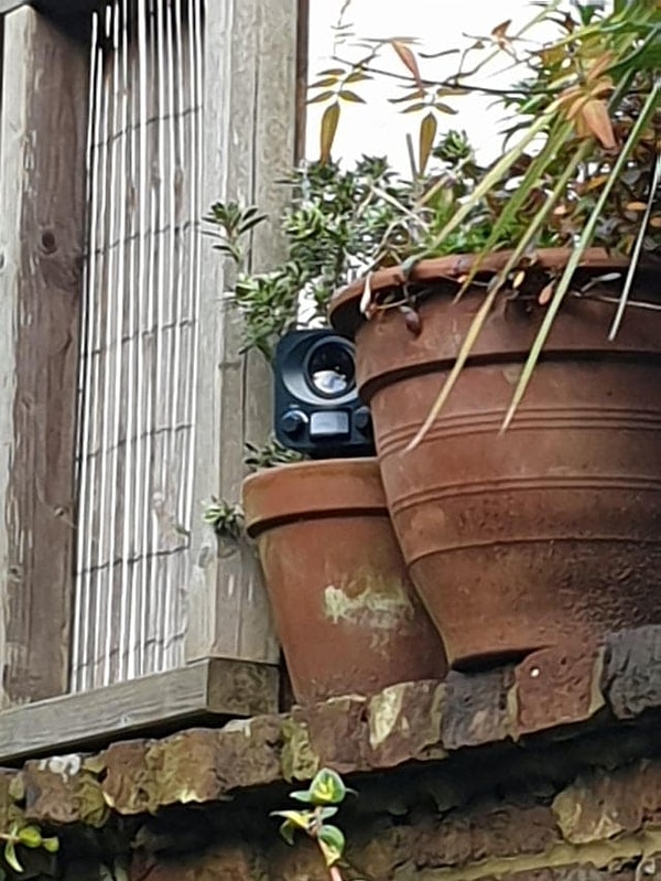 12. «Соседи разместили это на стене напротив нашего сада. Похоже на что-то среднее между камерой и динамиком. Кто-нибудь знает, что это?»