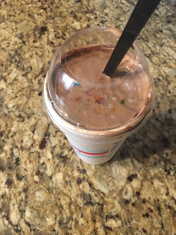 7. Драже M&Ms утонули, но буквы остались на поверхности