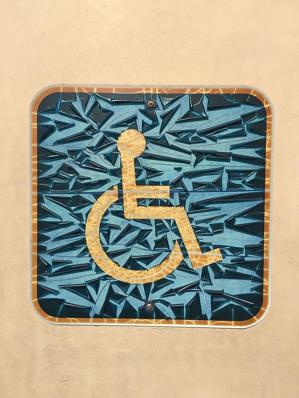 8. Мозаика? Нет, просто знак слишком долго был на солнце