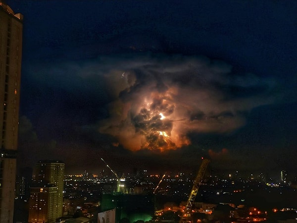 9. Такой снимок может получиться, если снимать удар молнии при длинной выдержке