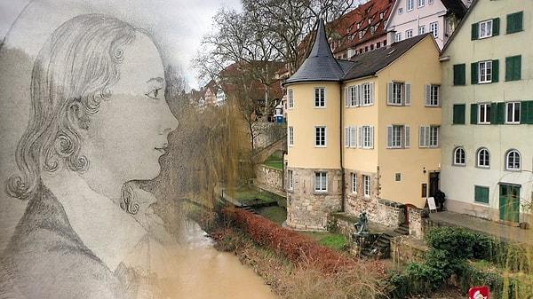 Hölderlin'in hayatı Ernst Zimmer adında bir marangoz ile karşılaştığında baştan aşağı değişir ve kendisinin Hyperion kitabını okumuş olan bu marangoz, çaresiz sanatçıya Neckar nehrinin yanındaki evinin 1. katını tahsis eder.