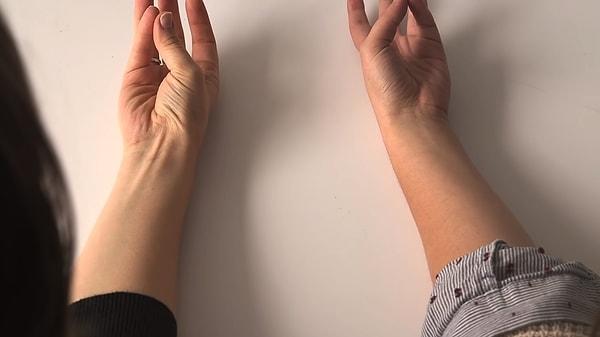 Örneğin kolunuzu düz bir yüzeye koyup baş parmağınızla serçe parmağınızı birleştirin. Elinizin ucunu da hafifçe havaya kaldırın.
