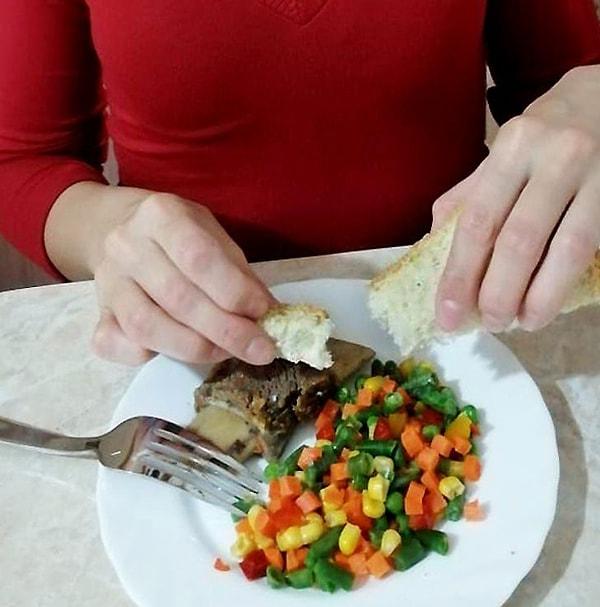 9. Görgü kurallarına göre masada bulunan ekmeği bıçakla kesmemelisiniz ya da ağzınızla koparmamalısınız: