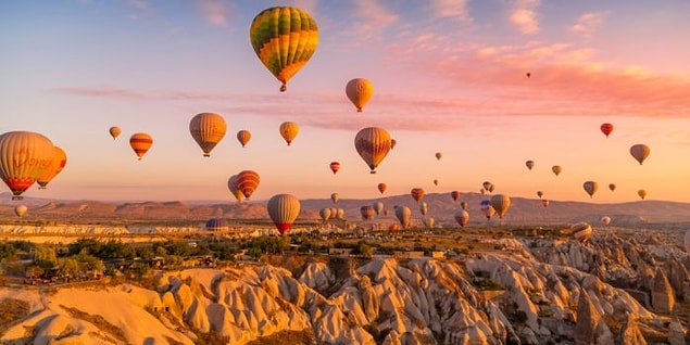 Eşsiz manzaralara ve yapılara olan merakını gidermek için; Kapadokya!