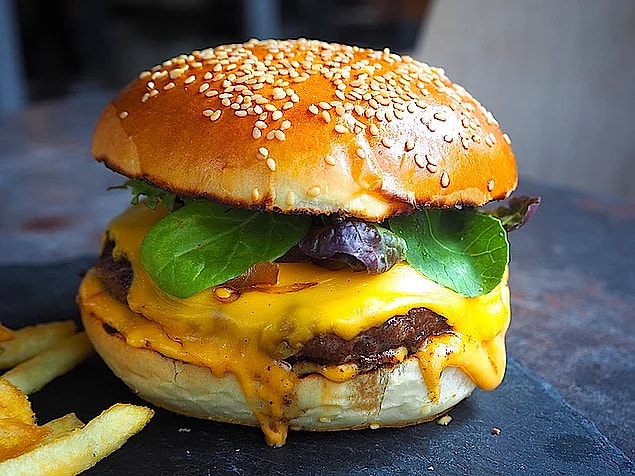 Hepimizin bir dönem mutlaka bayıla bayıla tükettiği hamburger ile başlayalım o zaman...